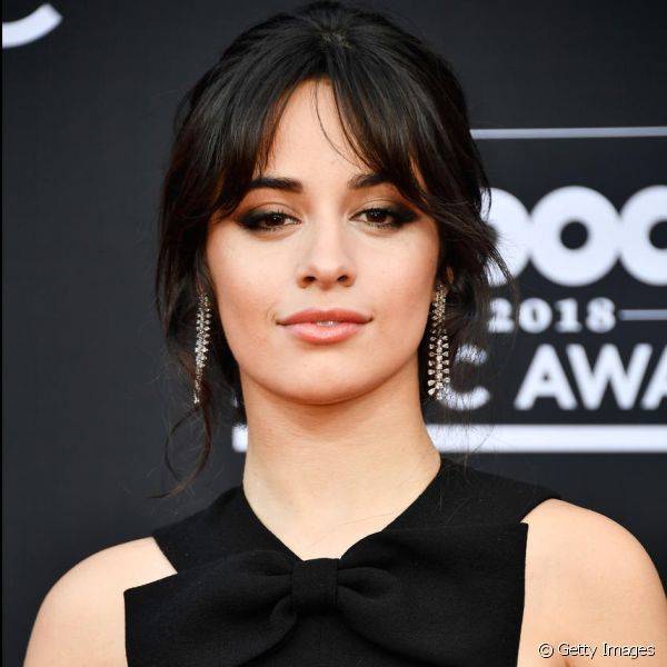 Camila Cabello escolheu o smokey eye marrom para o look de festa no BBMAs 2018 (Foto: Getty Images)